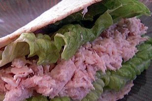 Light Lunch: Tuna wrap under 300 calories